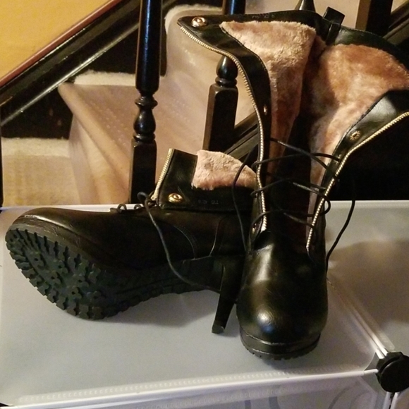 Fashion Boots - Picture 2 of 5